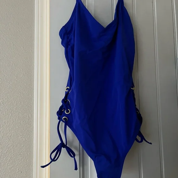 SHEIN Black and Burgundy Ankle & Cropped Pants - Picture 2 of 2